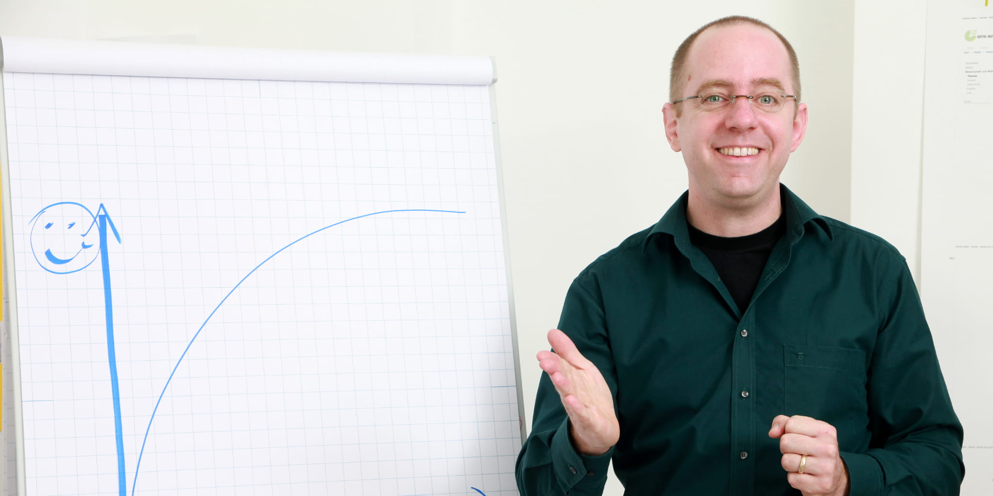 Torsten Landwehr steht vor einem Flipchart