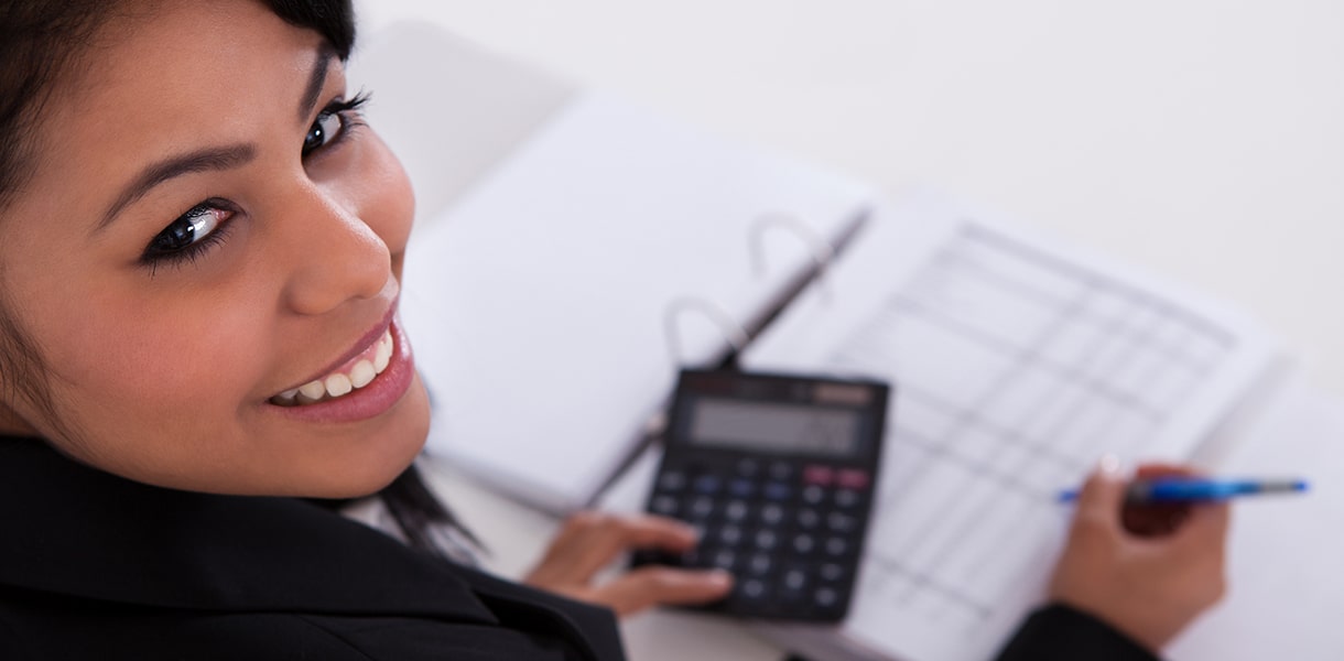 Eine Frau rechnet mit einem Taschenrechner