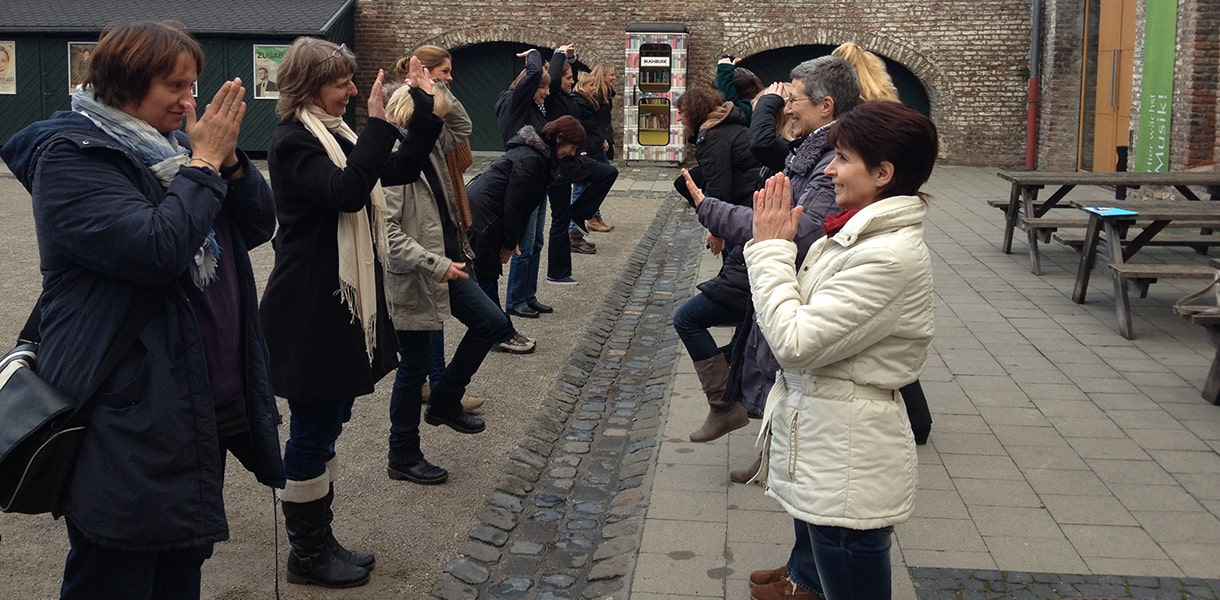 Mehrere Frauen stehen sich gegenüber und führen Bewegungen aus