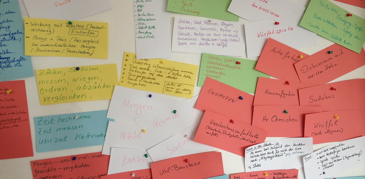 Mehrere farbige Notizzettel an einer Pinwand