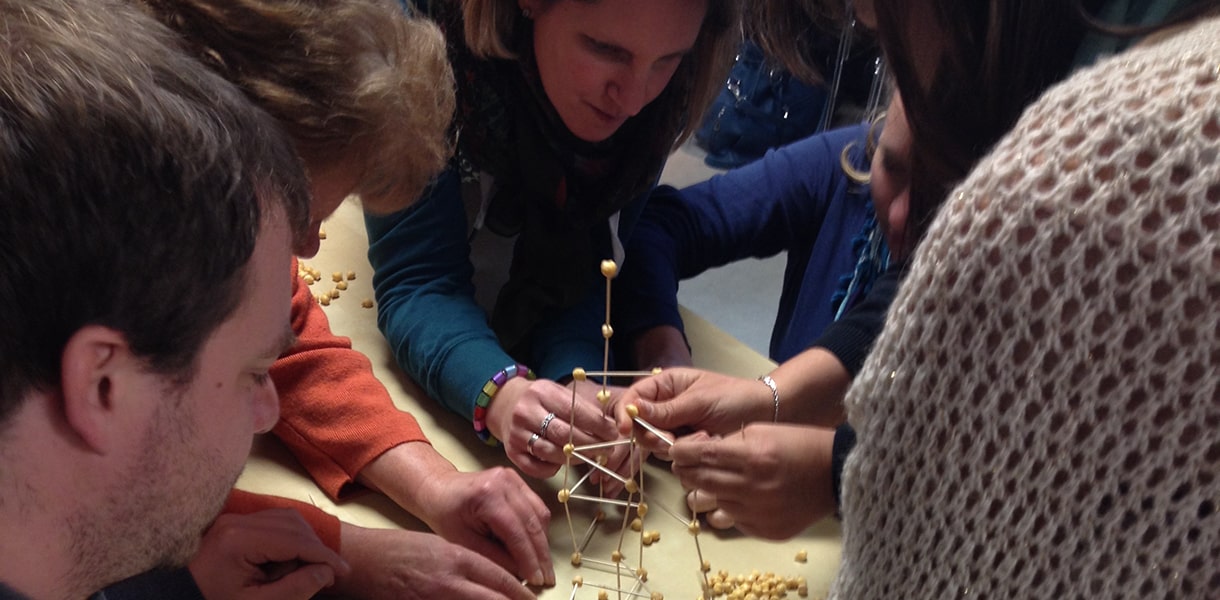 Erwachsene basteln zusammen