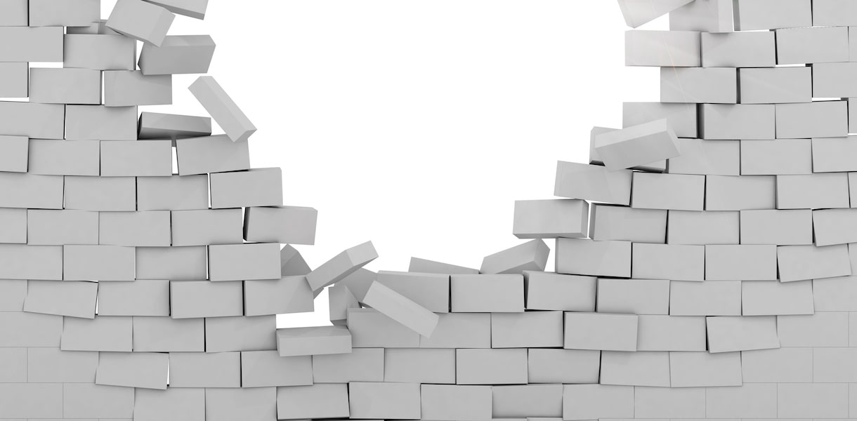 Eine einstürzende Mauer aus grauen Backsteinen