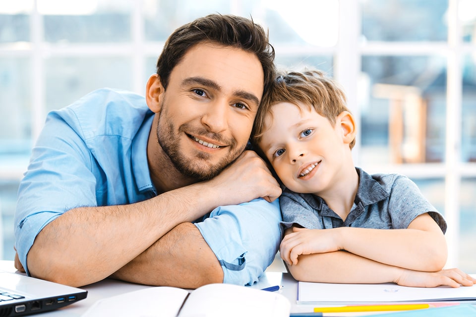 Ein Mann und sein Kind lehnen aneinander